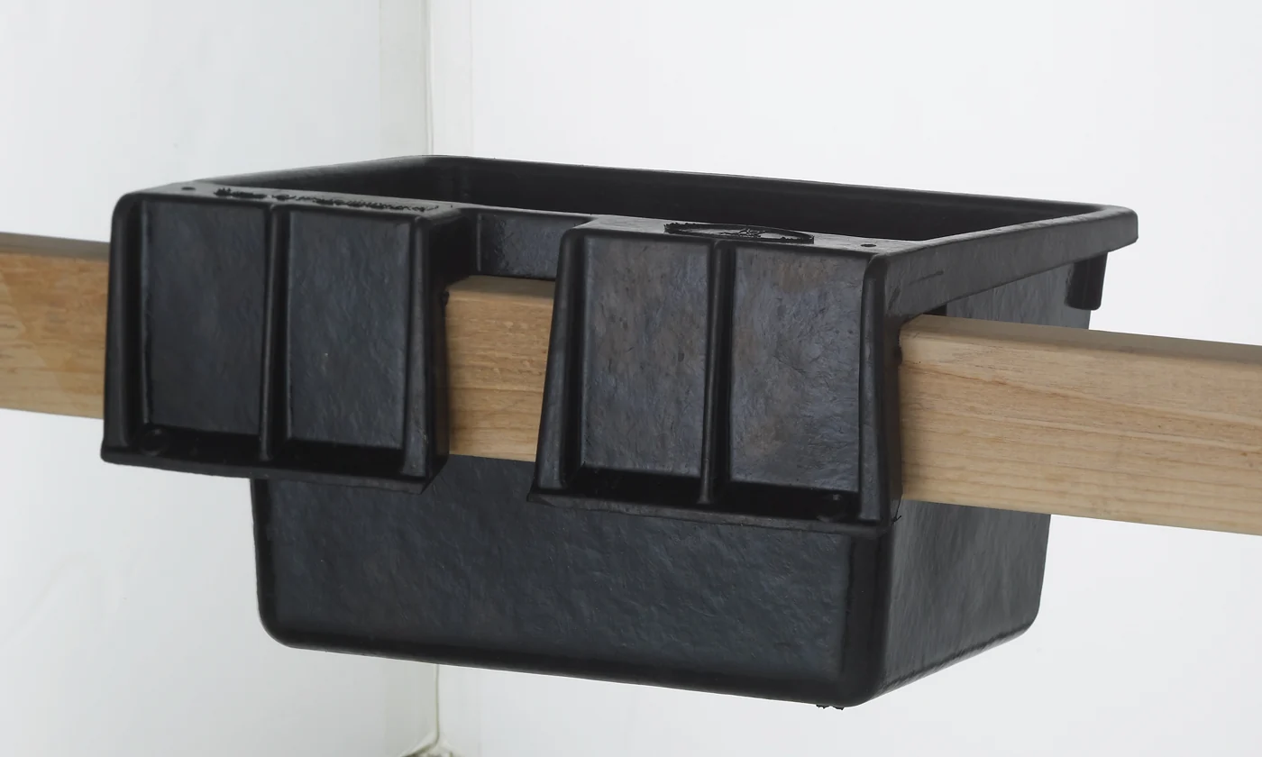 18 Quart Rubber Hook Over Feeder - Image 3